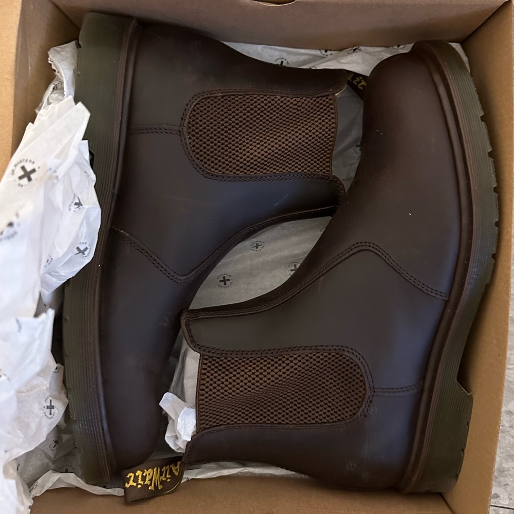 Dr Martens 2976 Chelsea boots in brown. US Size 10 (Men).